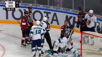 VIDEO: Rīgas "Dinamo" hokejists netīšām IEDOD BIETĒ TIESNESIM
