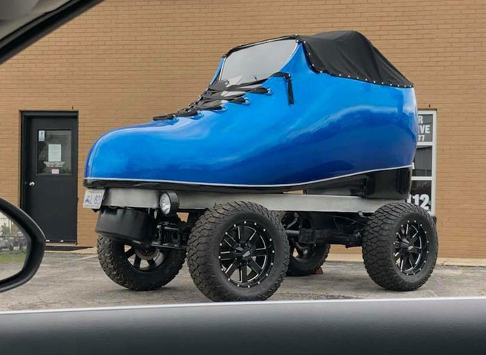 Lai tiktu iekšā šajā auto, vajag atsiet vaļā šņores