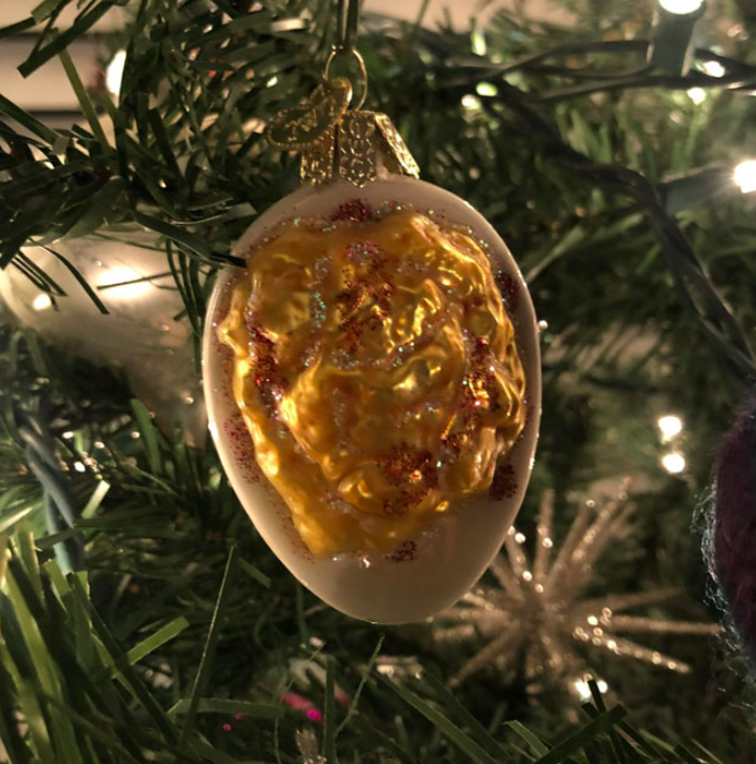 Viens no visu laiku neglītākajiem eglītes piekariņiem...